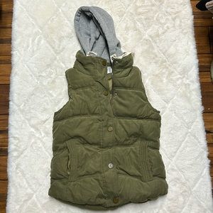 Puffer vest with hood
